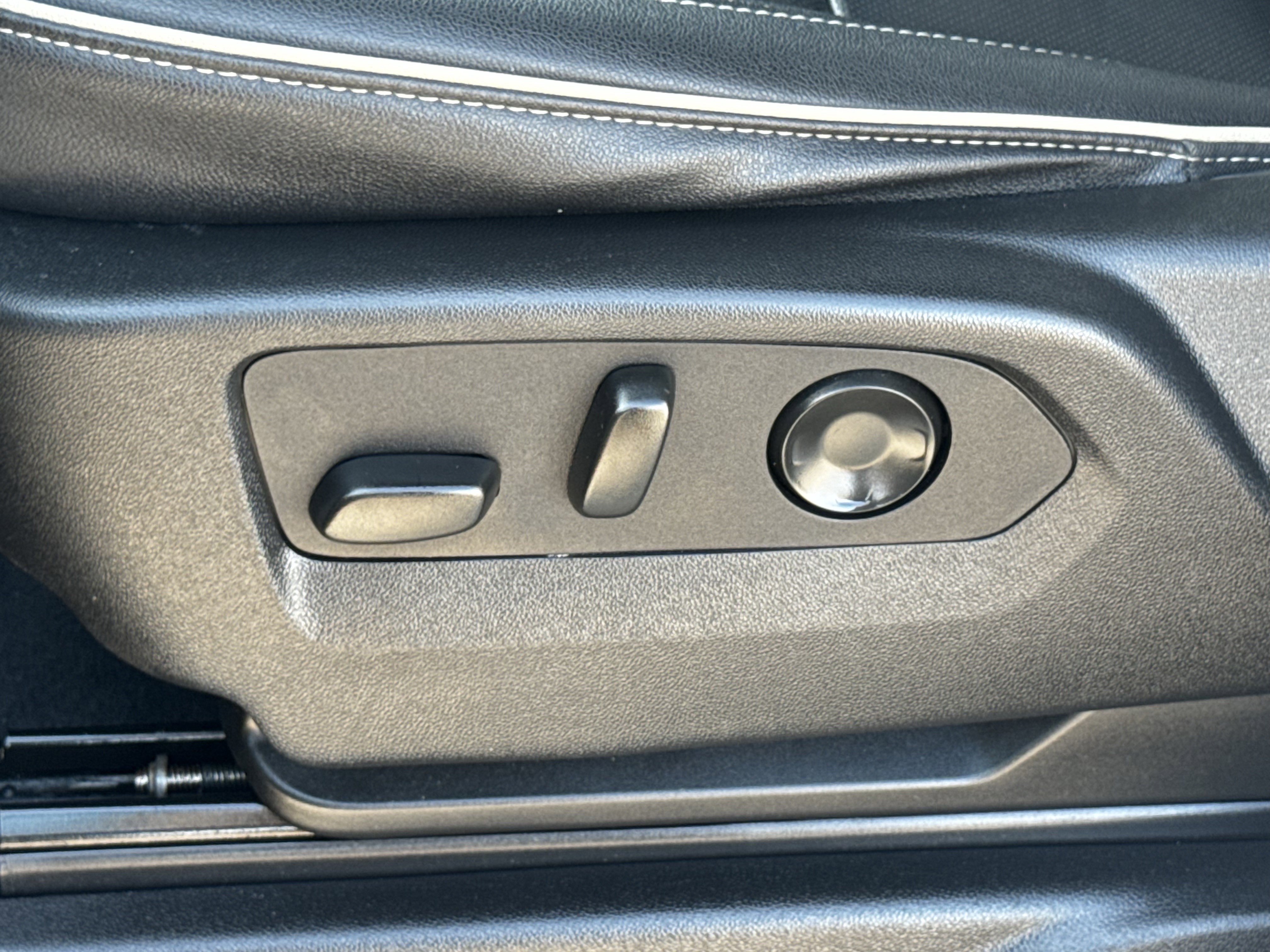 Used 2023 Chevrolet Suburban Premier image 29