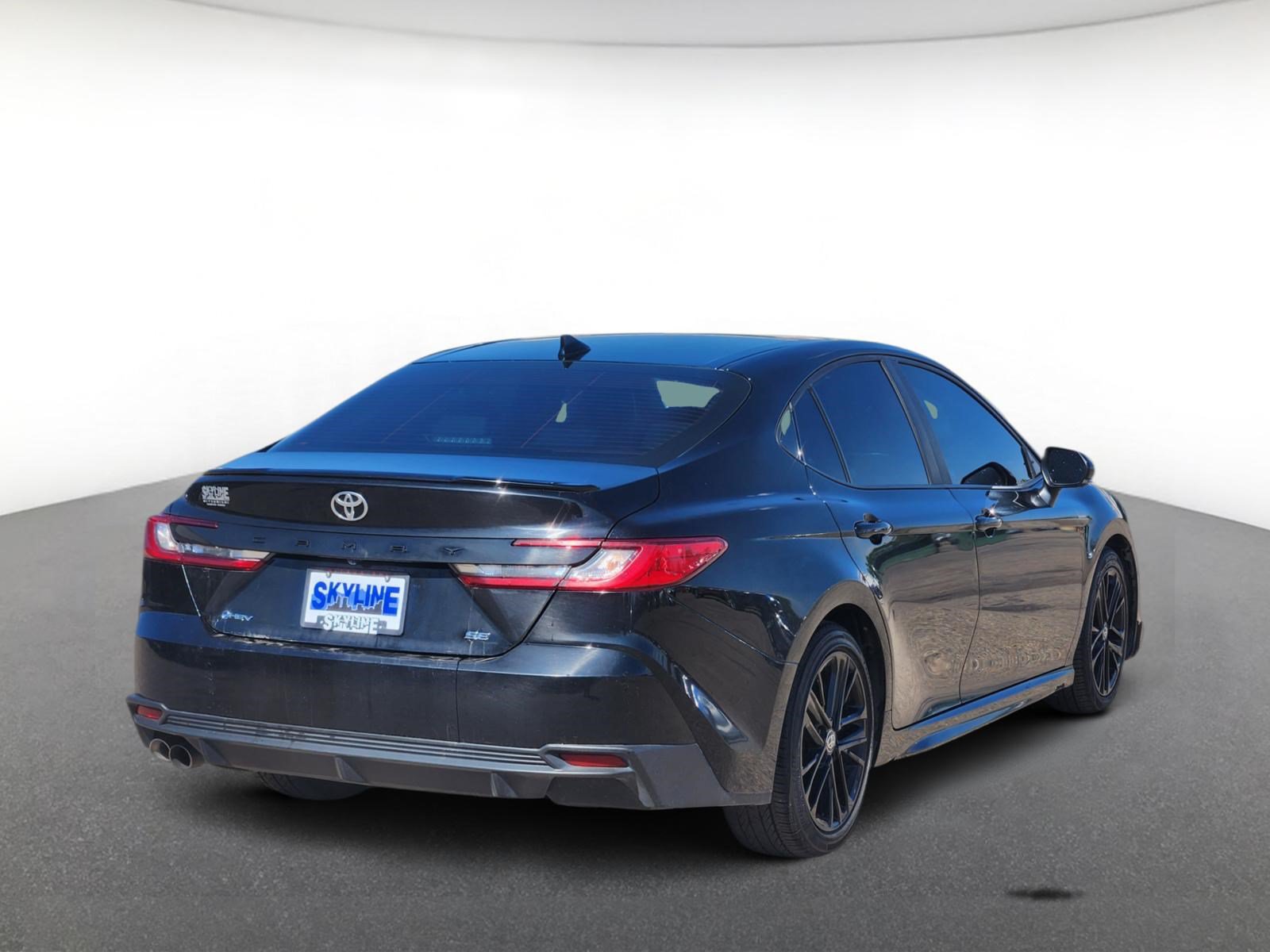Used 2025 Toyota Camry SE FWD image 3