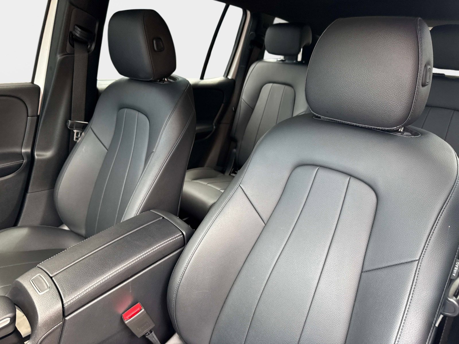 Used 2023 Mercedes-Benz GLB 250 4MATIC w/ Premium Package image 41