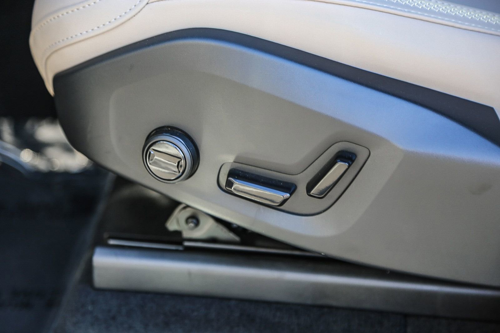 Certified 2025 Volvo XC90 B5 Core w/ Climate Package image 23