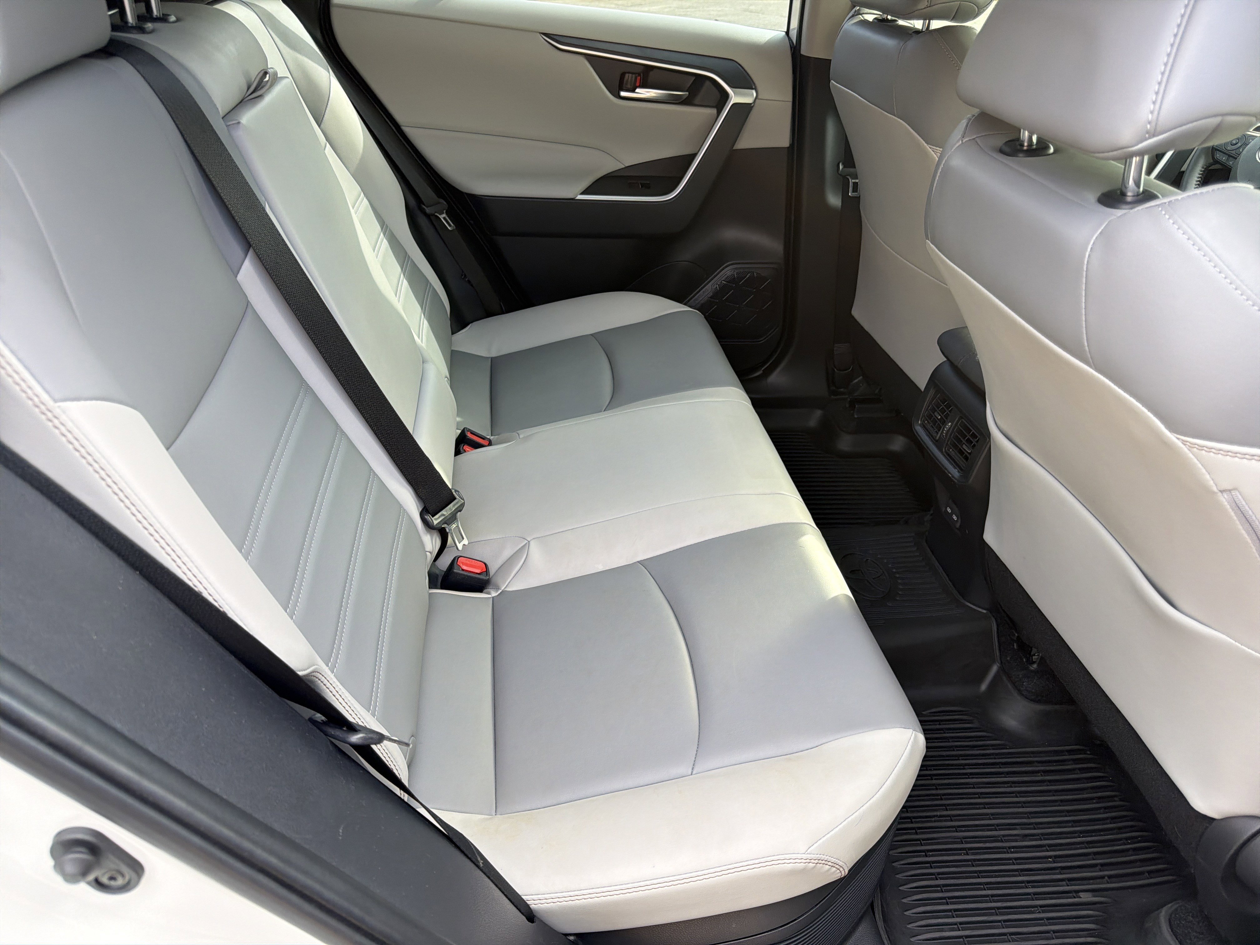 Used 2022 Toyota RAV4 XLE Premium image 15