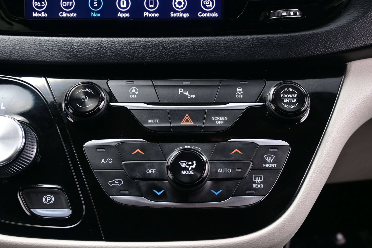 Used 2018 Chrysler Pacifica Touring-L Plus FWD image 21