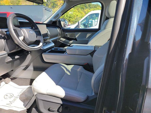 Used 2025 Ford Expedition Platinum w/ Driver's Package AWD/4WD image 13