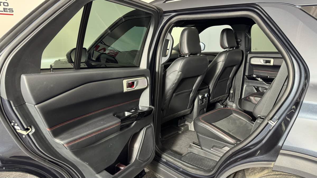 Used 2023 Ford Explorer ST-Line w/ Class IV Trailer Tow Package AWD/4WD image 30