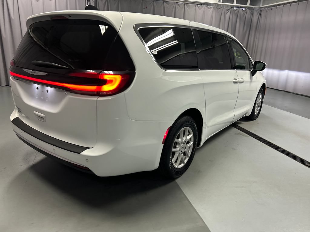 Used 2023 Chrysler Pacifica Touring-L FWD image 7