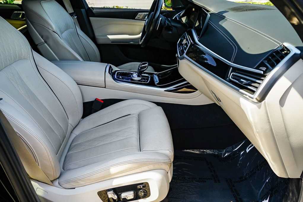 Used 2022 BMW X7 M50i w/ Dynamic Handling Package AWD/4WD image 17