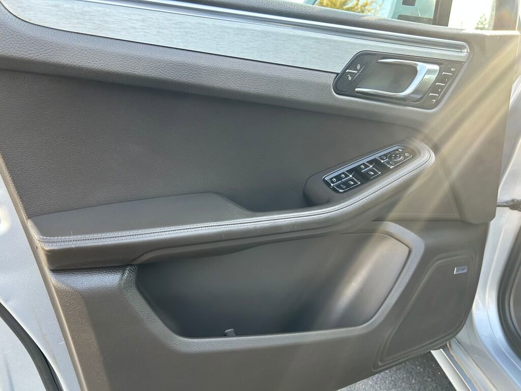 Used 2015 Porsche Macan Turbo image 9