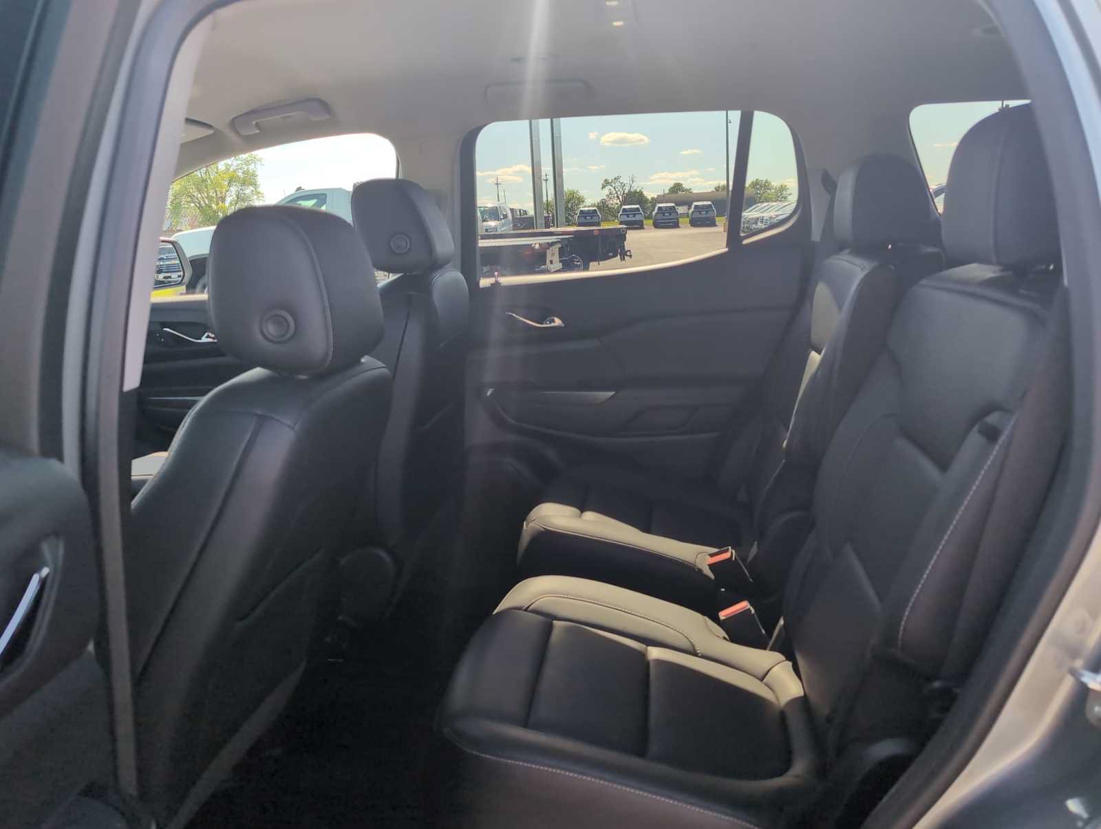 Used 2023 GMC Acadia SLT w/ Preferred Package FWD image 25
