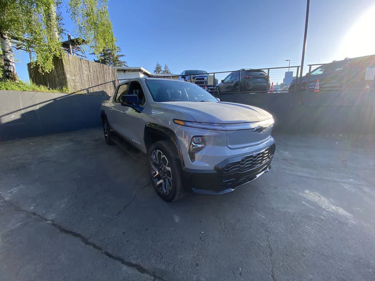 Used 2025 Chevrolet Silverado EV RST AWD/4WD image 8
