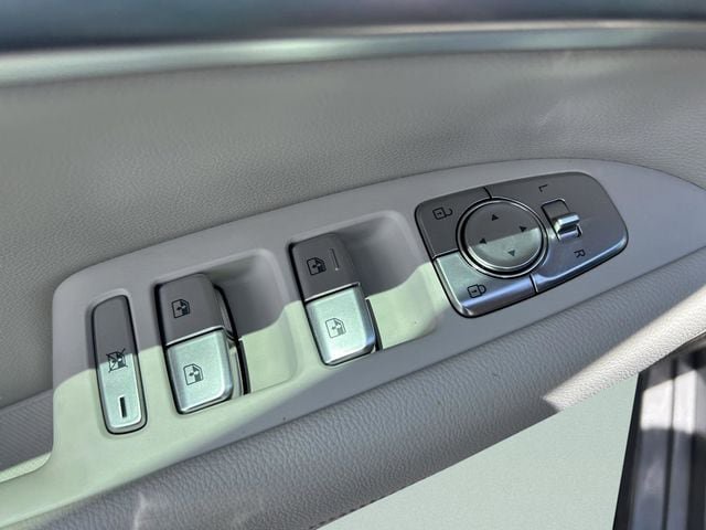 Used 2025 Genesis G70 2.5T RWD image 19
