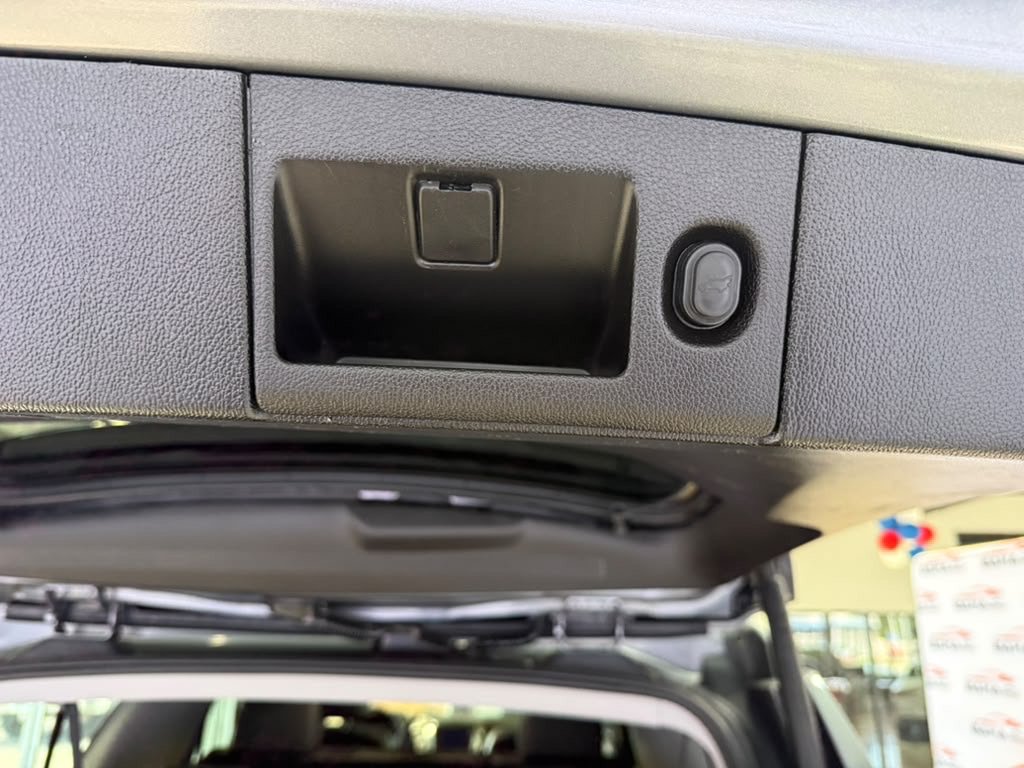 Used 2018 Chevrolet Suburban LT AWD/4WD image 44