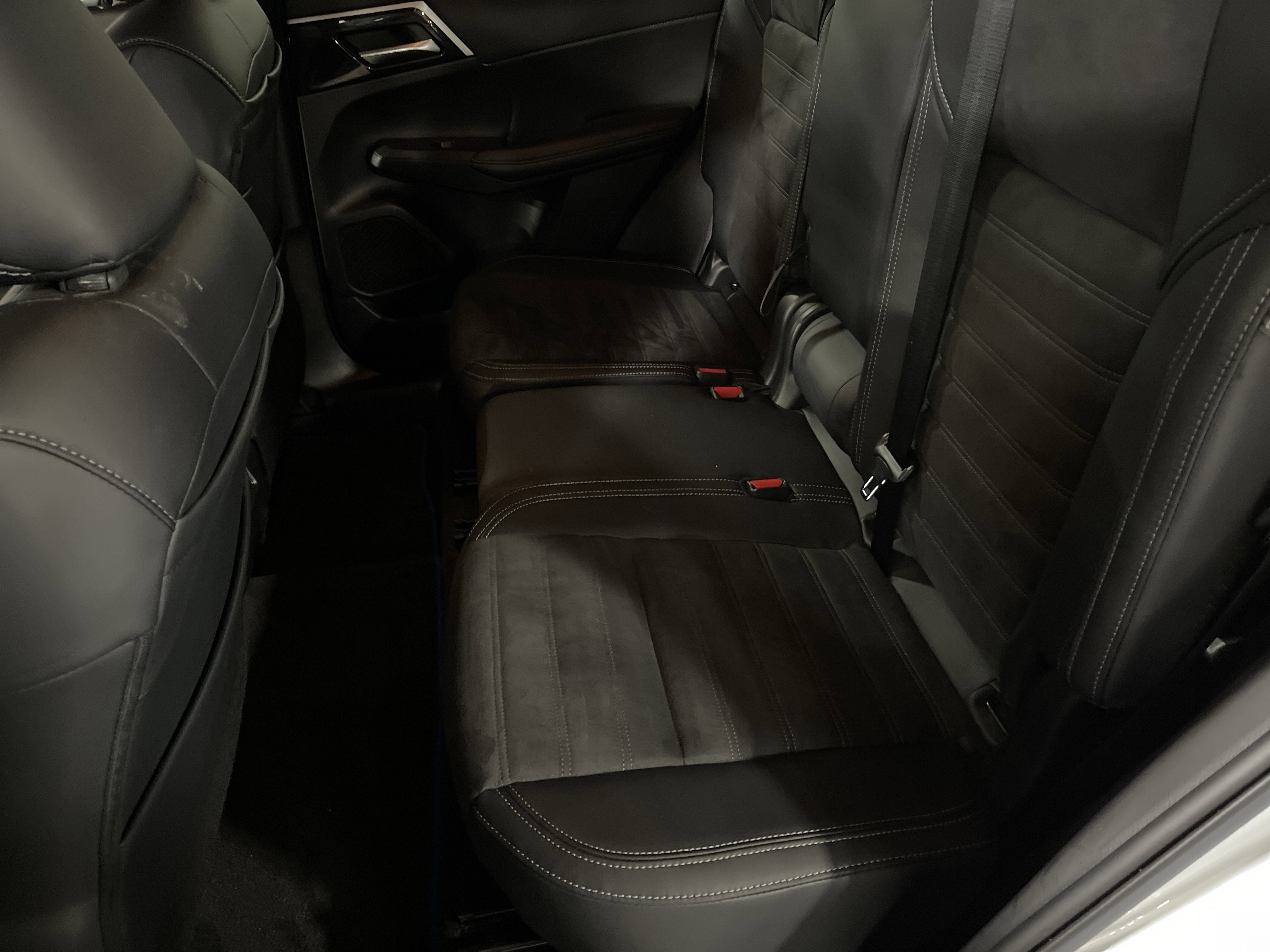 Used 2025 Mitsubishi Outlander SE image 12