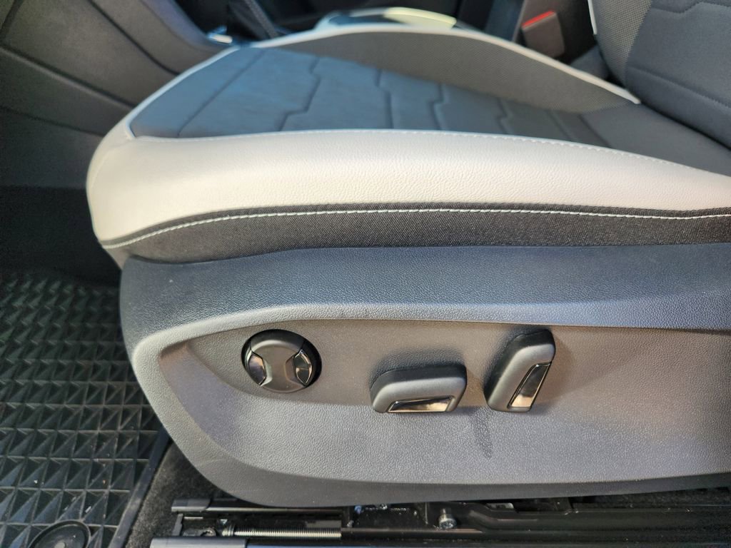 Used 2025 Volkswagen Taos SE image 14