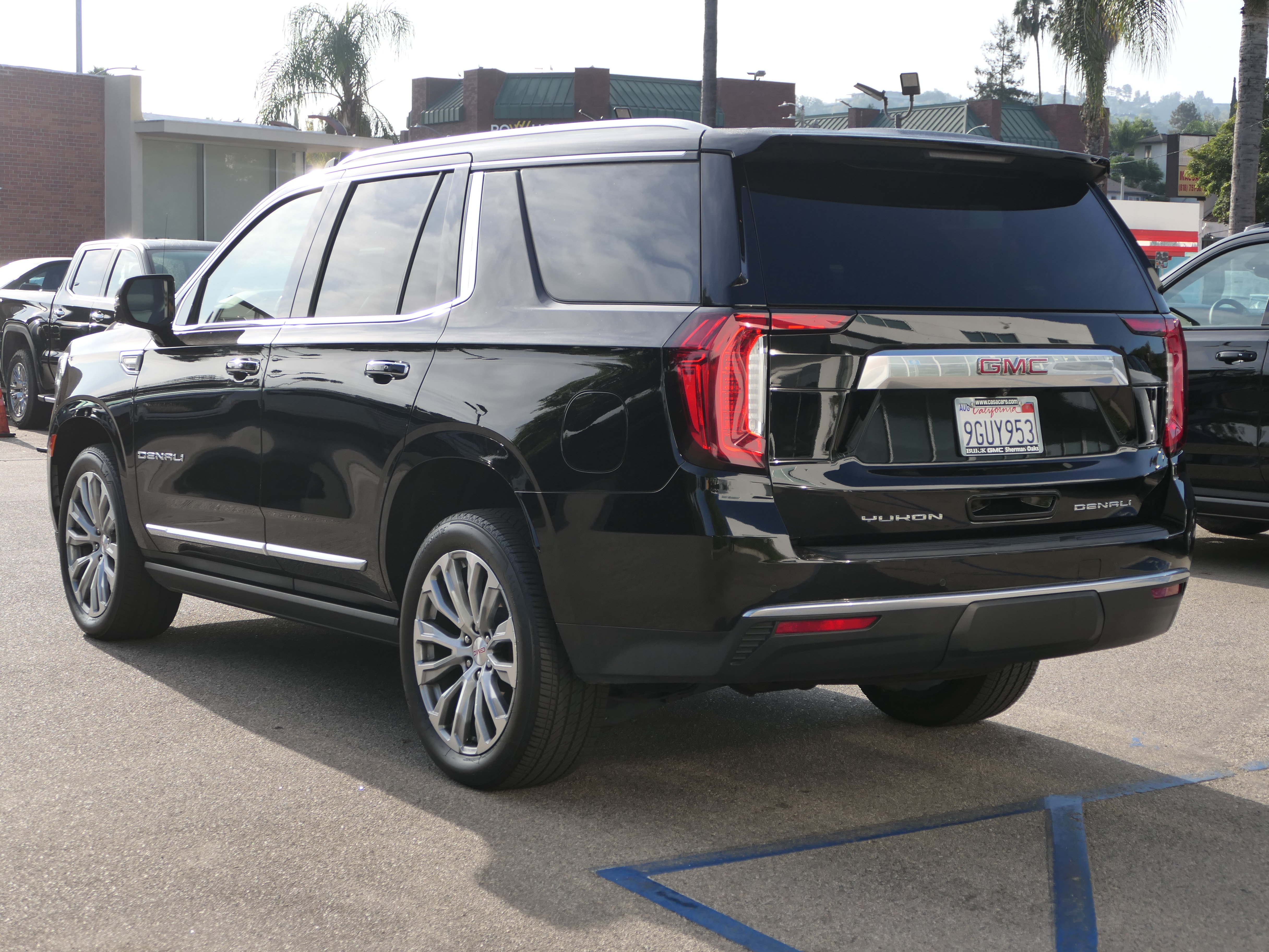 Used 2023 GMC Yukon Denali RWD image 3