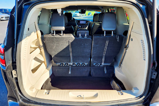 Used 2024 Chrysler Pacifica Touring-L FWD image 24