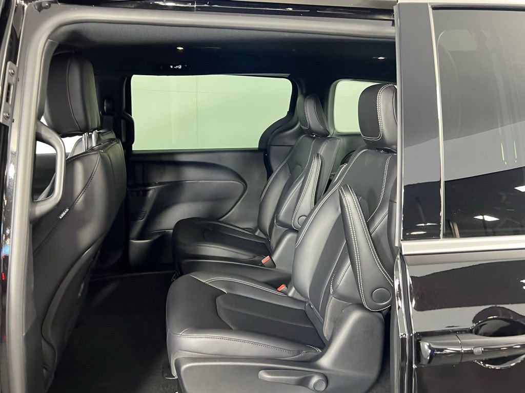 Used 2025 Chrysler Pacifica Select image 29