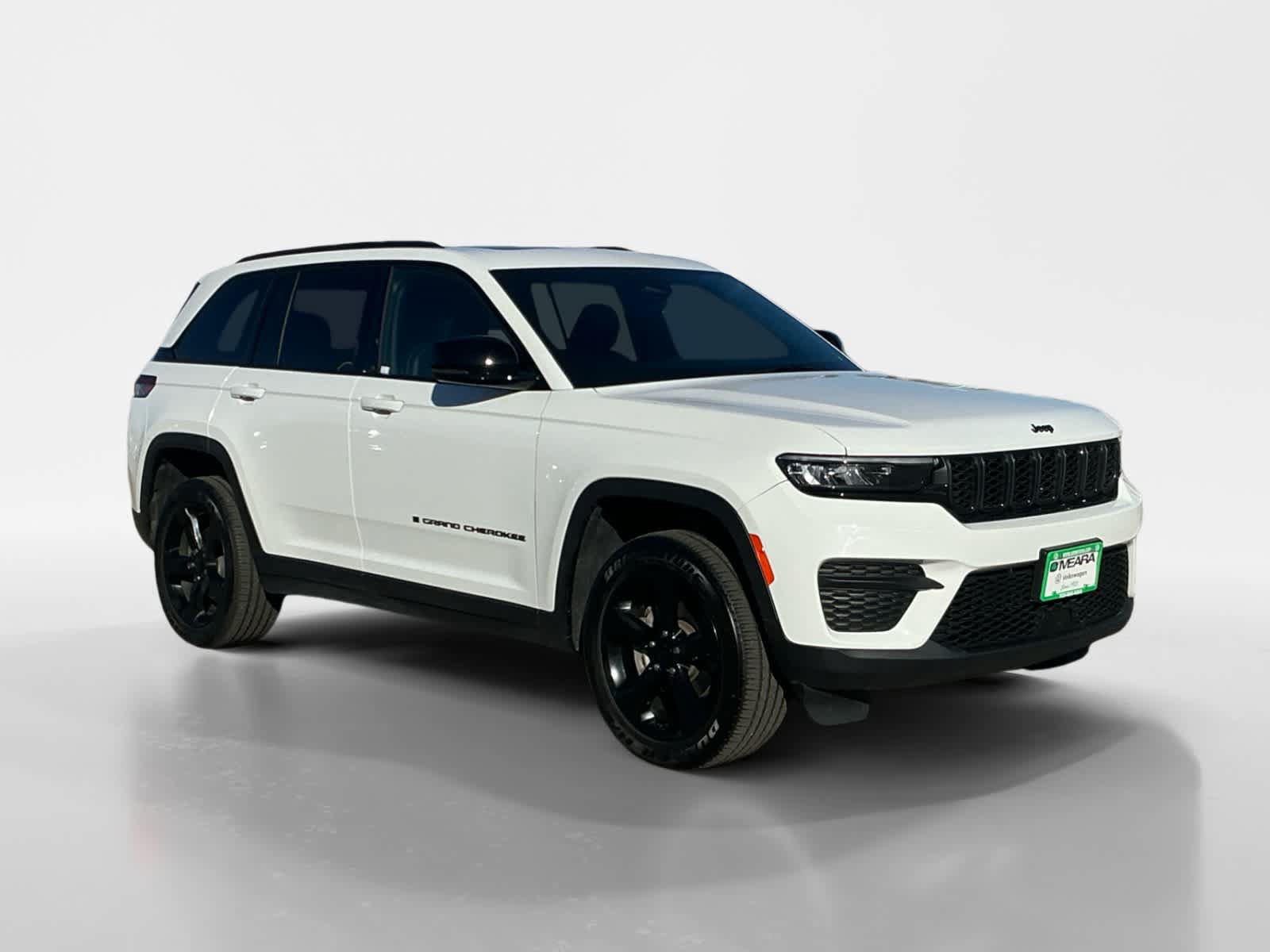 Used 2025 Jeep Grand Cherokee Altitude AWD/4WD image 7
