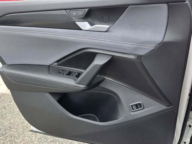 Used 2025 Volkswagen Tiguan SE image 28