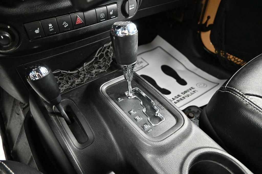 Used 2013 Jeep Wrangler Unlimited Rubicon w/ Connectivity Group AWD/4WD image 21