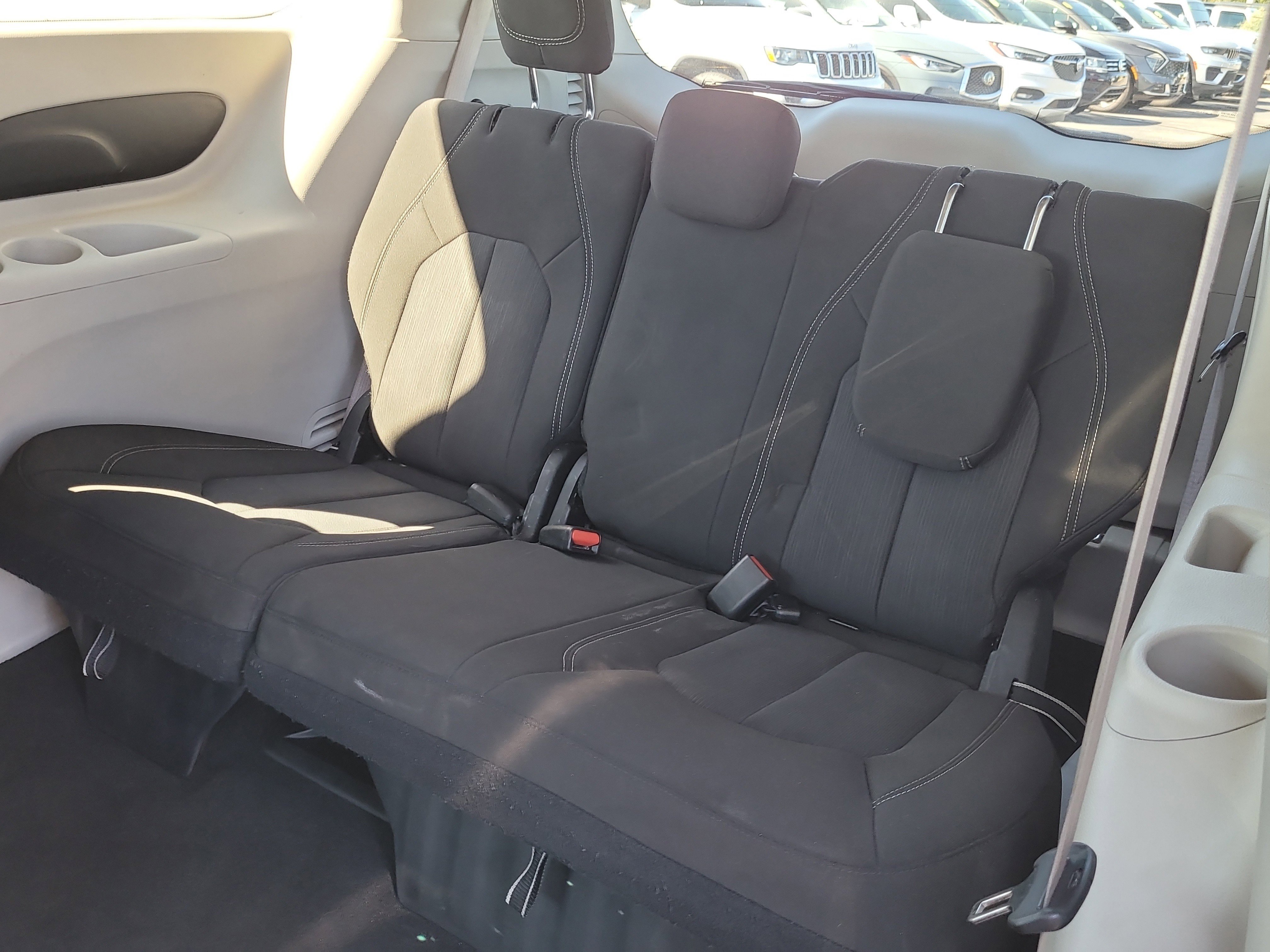 Used 2022 Chrysler Voyager LX image 15