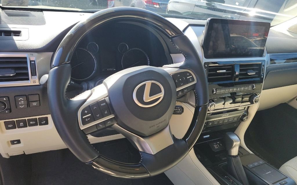 Used 2023 Lexus GX 460 Premium w/ Premium Package image 7