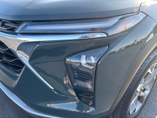 Used 2025 Chevrolet Trax LT FWD image 9