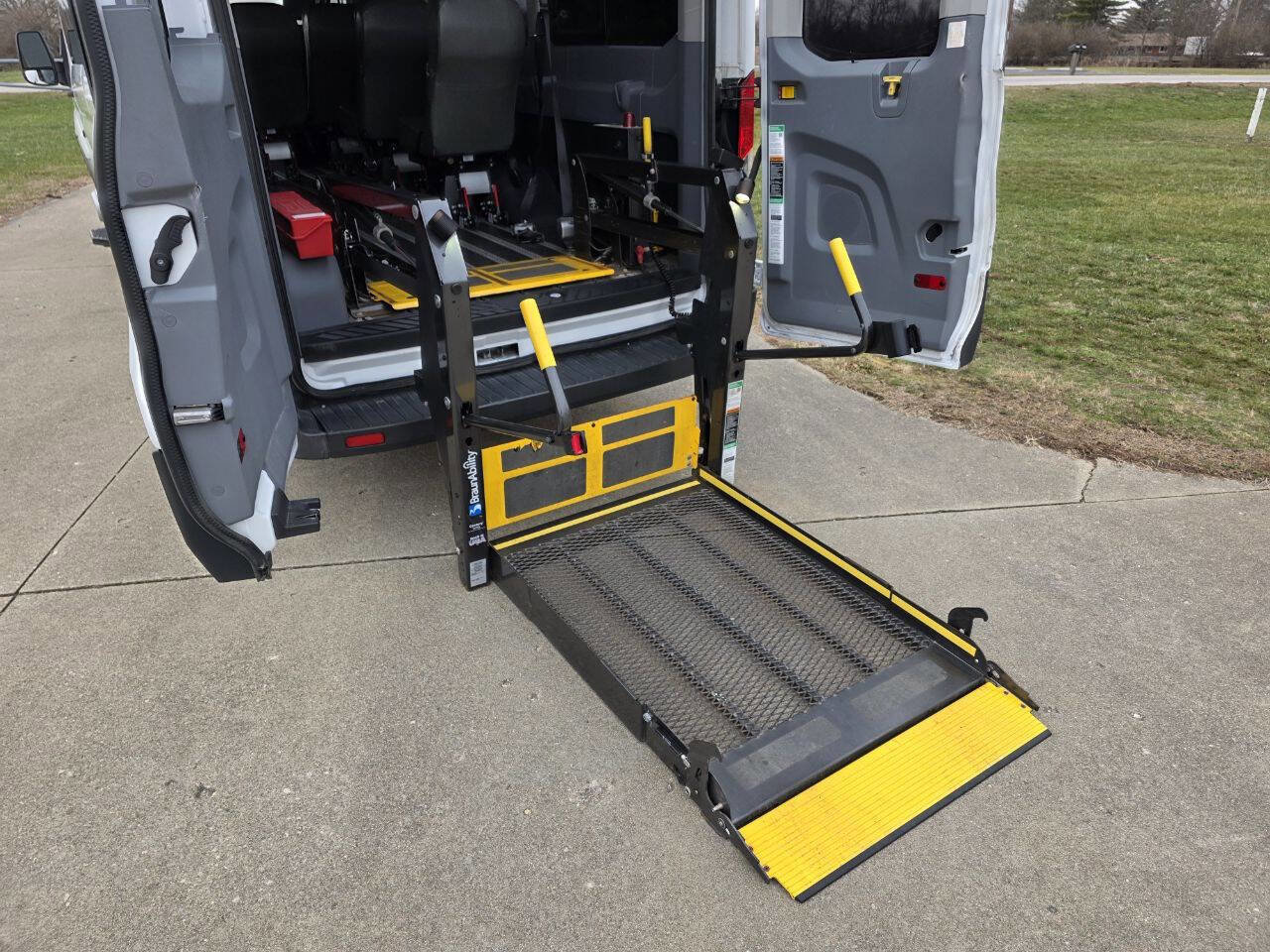 Used 2017 Ford Transit 350 XL image 4