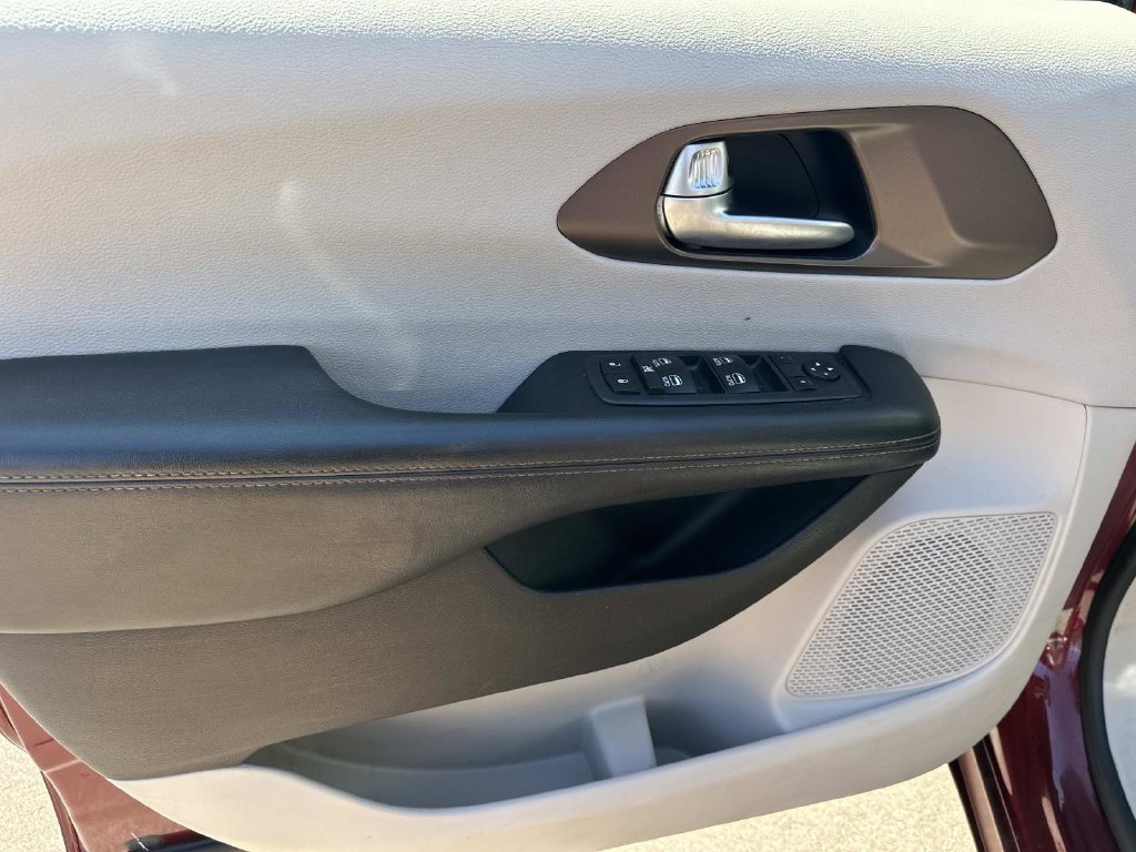 Used 2018 Chrysler Pacifica Touring-L Plus FWD image 19