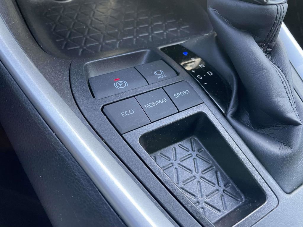 Used 2025 Toyota RAV4 XLE FWD image 43
