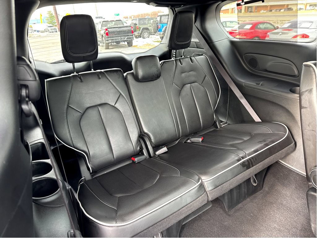 Used 2025 Chrysler Pacifica Limited FWD image 9
