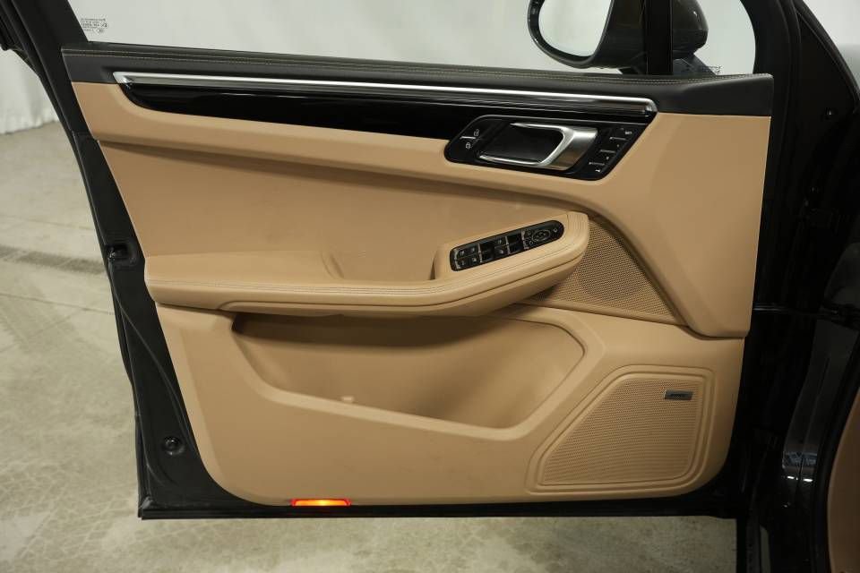Certified 2022 Porsche Macan image 25