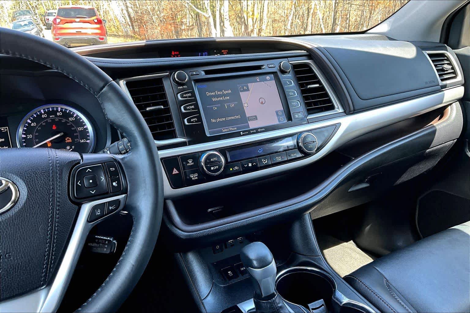 Used 2019 Toyota Highlander XLE w/ Carpet Mat Package (TMS) AWD/4WD image 7