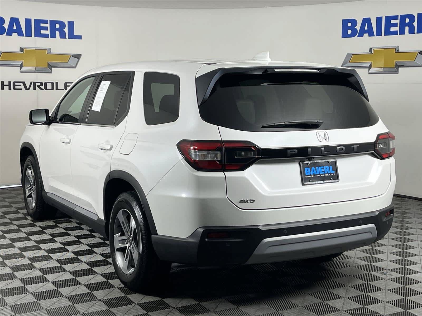 Used 2025 Honda Pilot EX-L image 3
