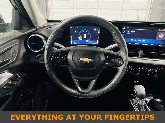 Used 2025 Chevrolet Trax LT FWD image 5