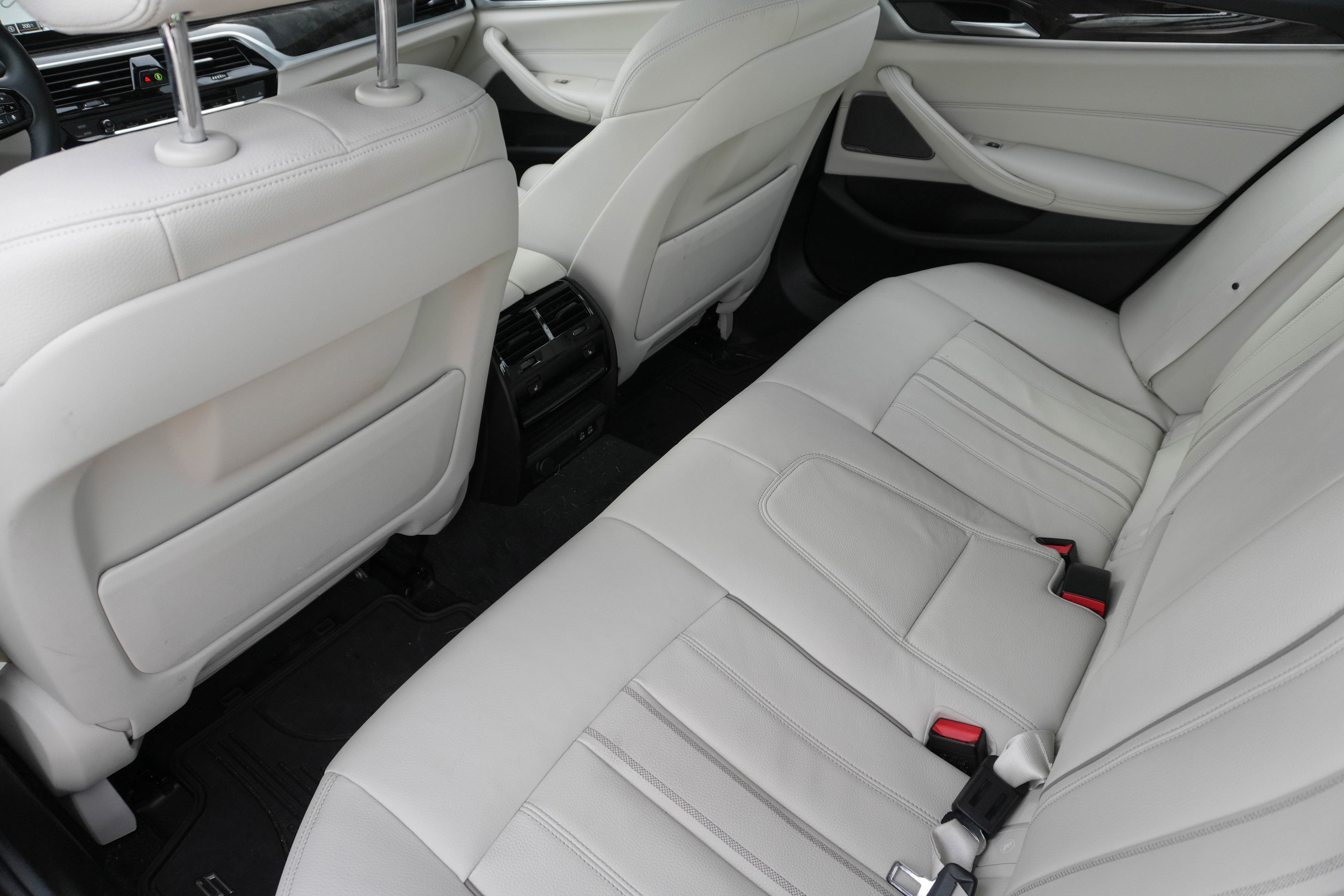 Used 2023 BMW 540i w/ Executive Package image 32