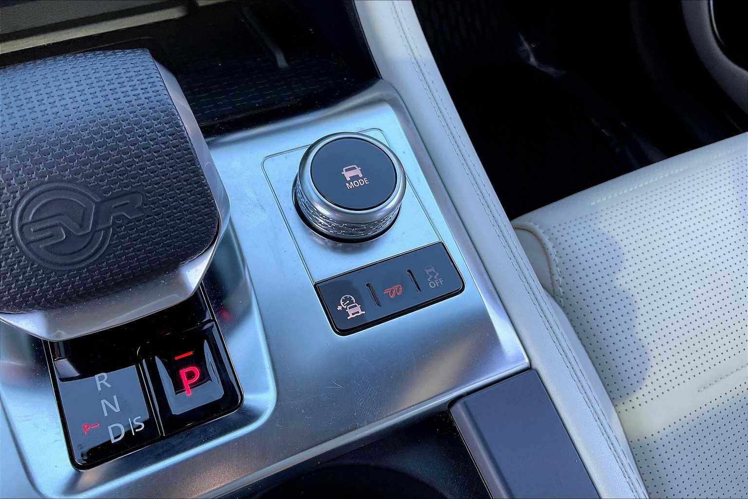 Used 2024 Jaguar F-PACE SVR image 36