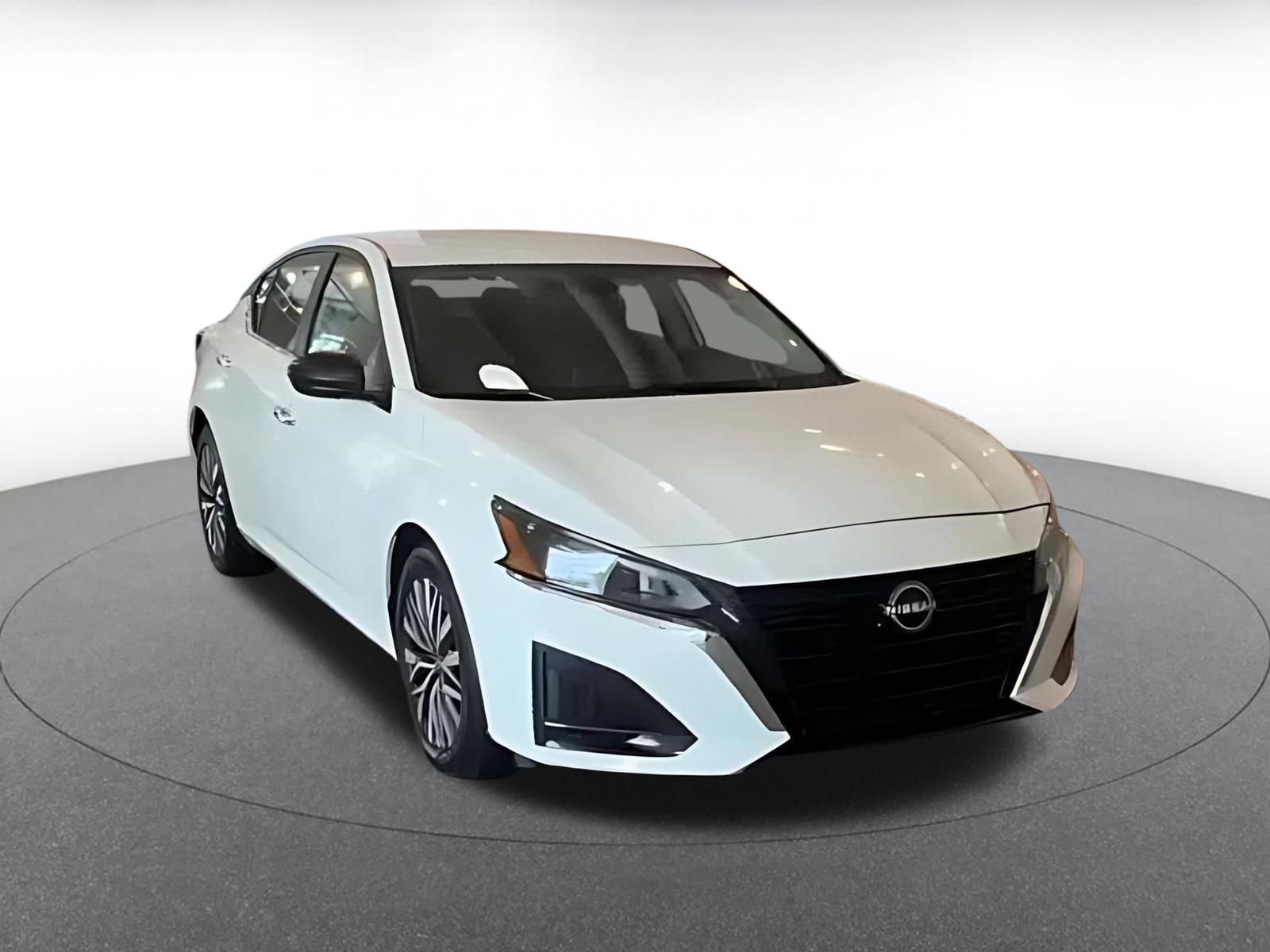 Used 2025 Nissan Altima 2.5 SV FWD image 3