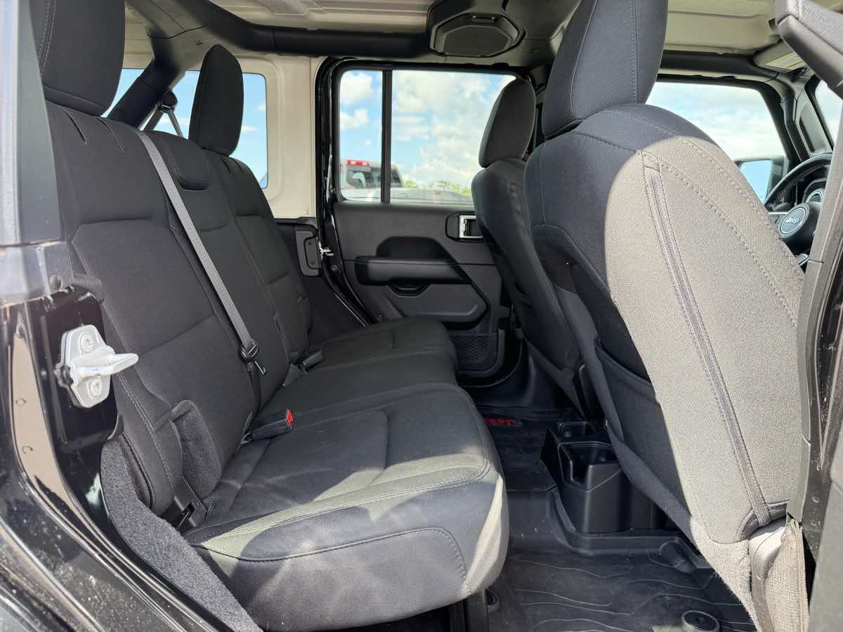 Used 2020 Jeep Wrangler Unlimited Sahara AWD/4WD image 16