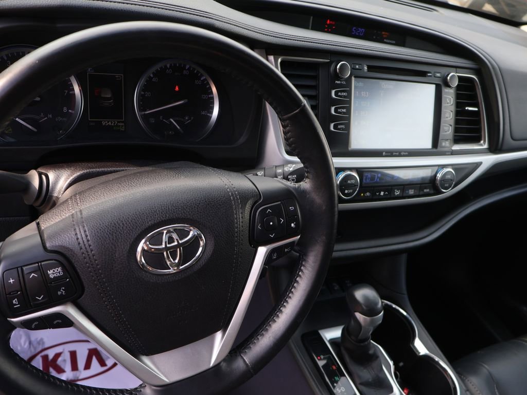 Used 2017 Toyota Highlander SE image 25