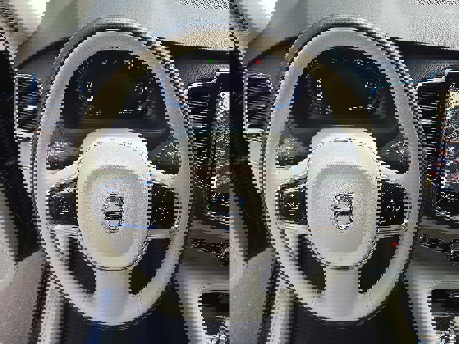 Used 2023 Volvo XC90 B6 Plus image 21