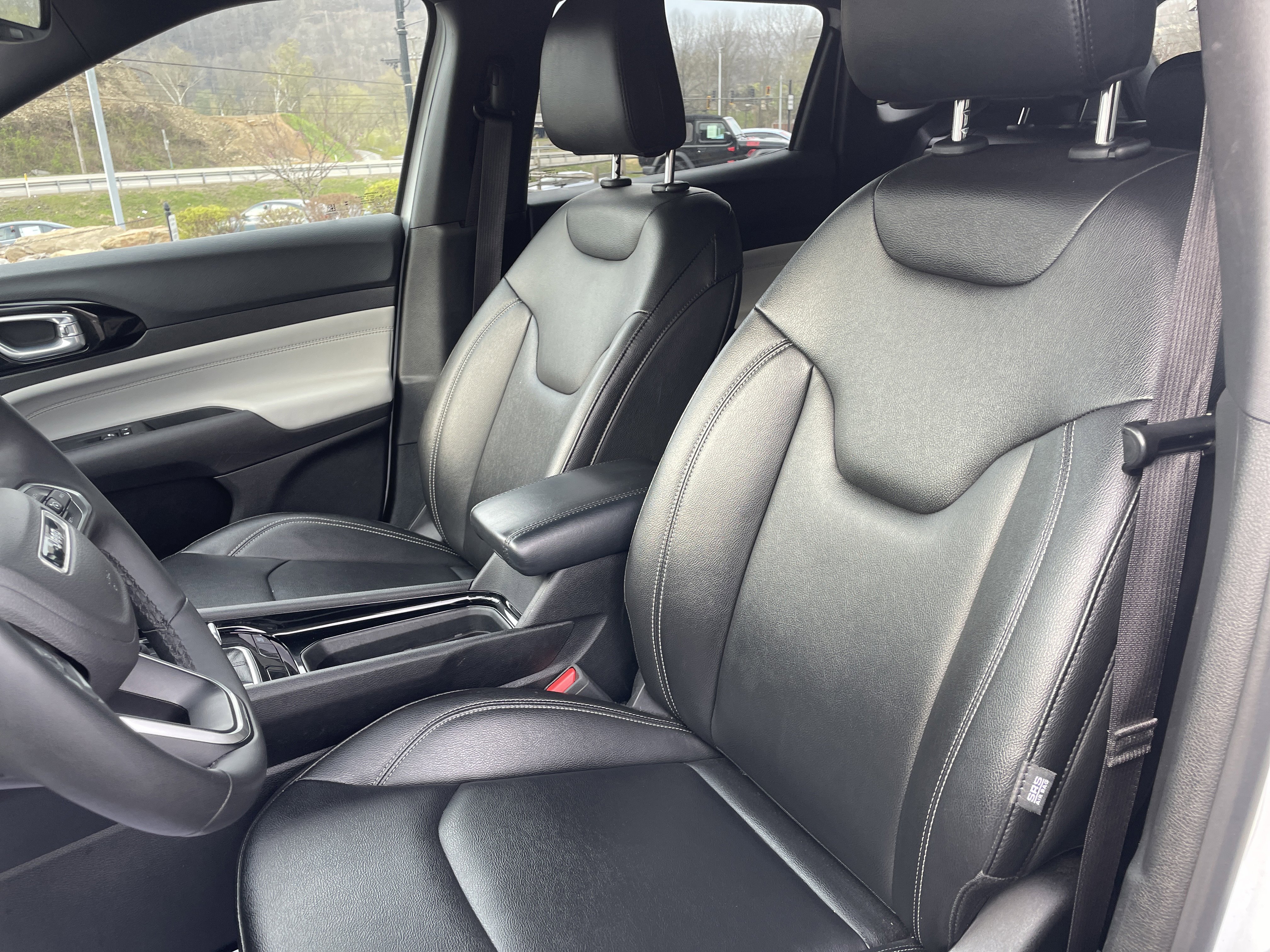 Used 2025 Jeep Compass Limited image 18