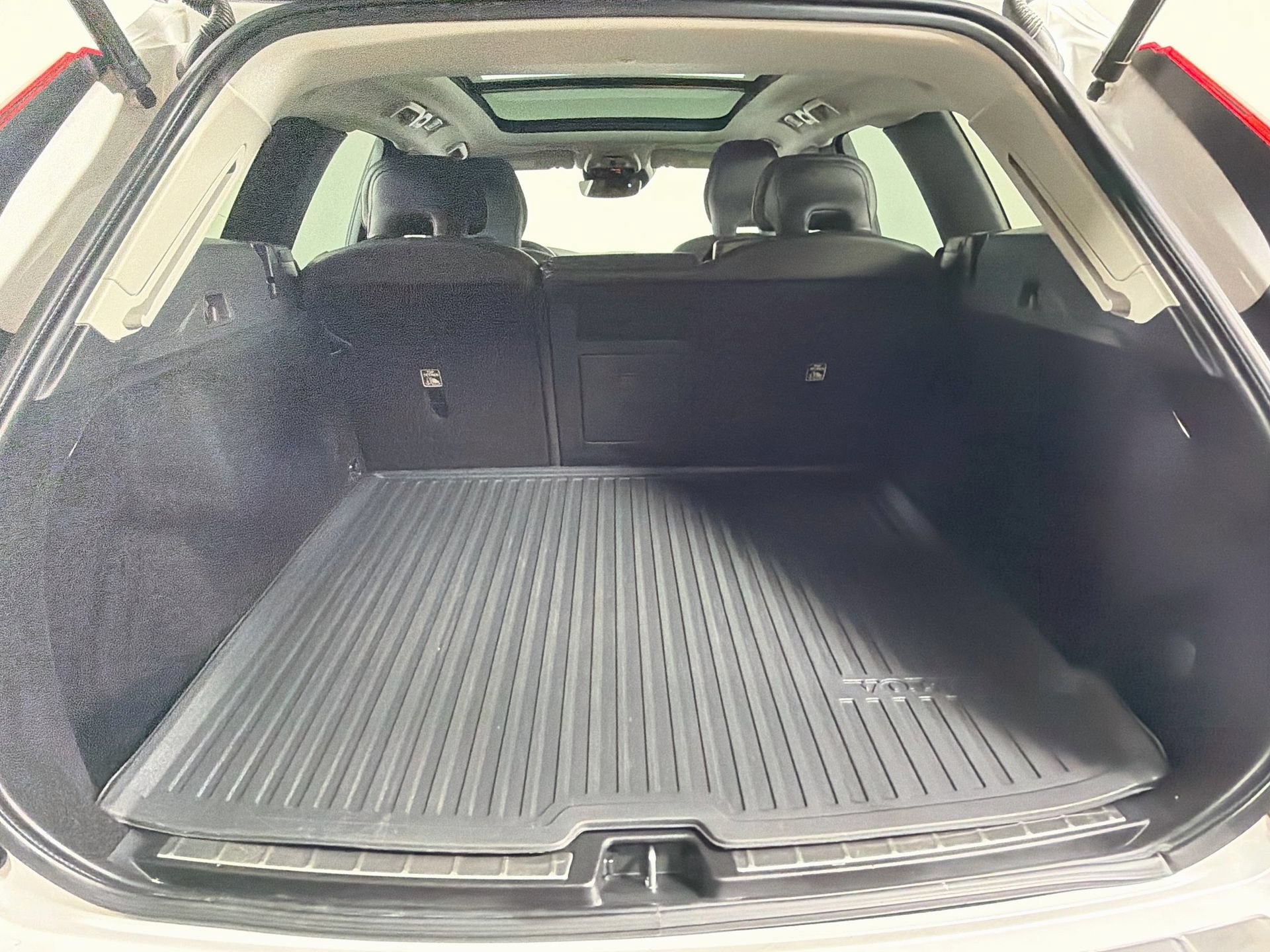 Used 2021 Volvo XC60 T5 Momentum w/ Premium Package FWD image 26
