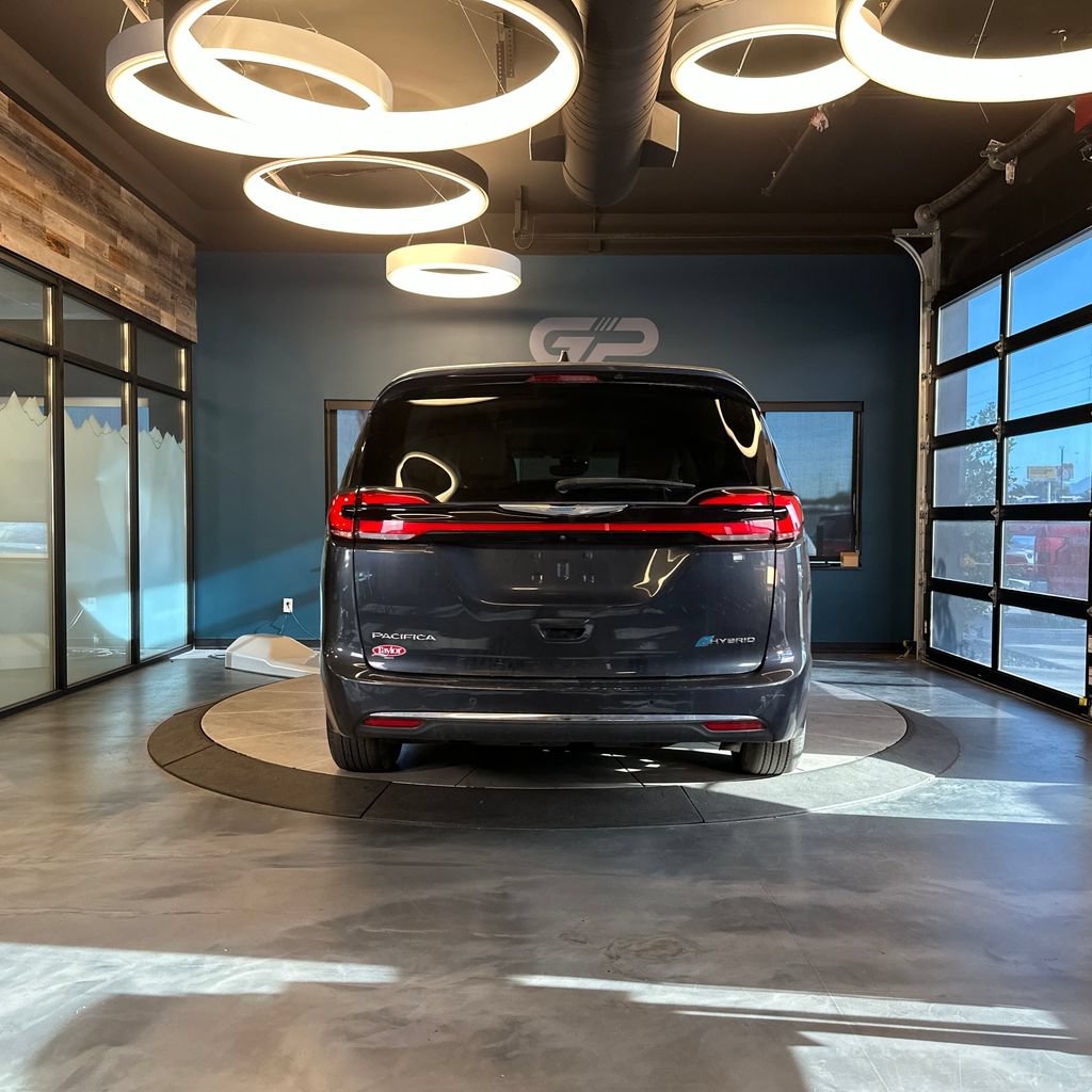 Used 2021 Chrysler Pacifica Touring-L FWD image 4