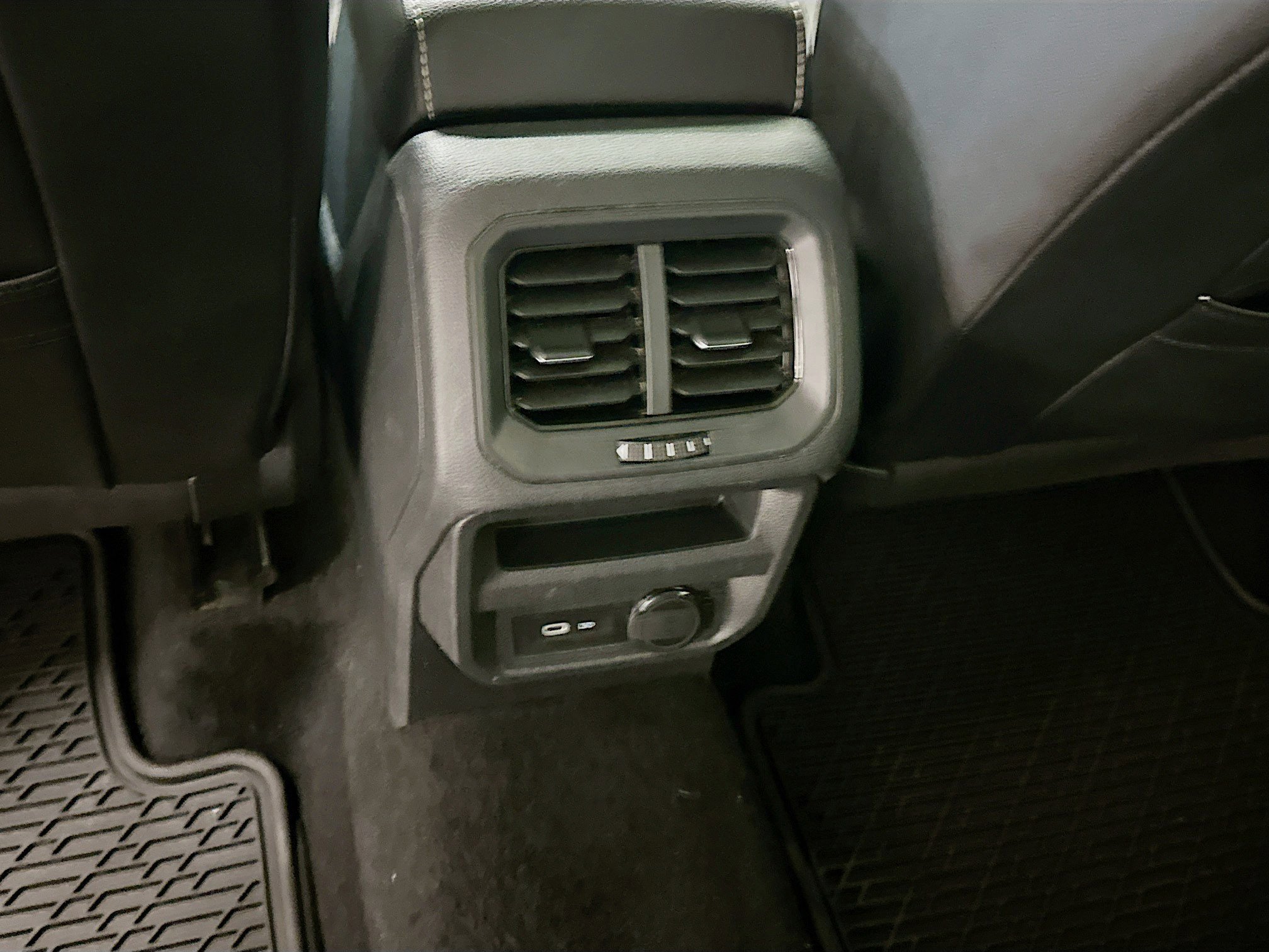 Used 2022 Volkswagen Tiguan SE image 29