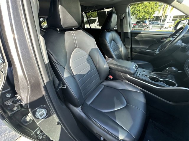 Used 2022 Toyota Highlander XLE image 28