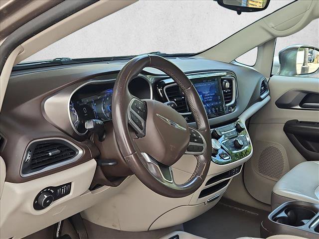 Used 2017 Chrysler Pacifica Touring-L FWD image 7