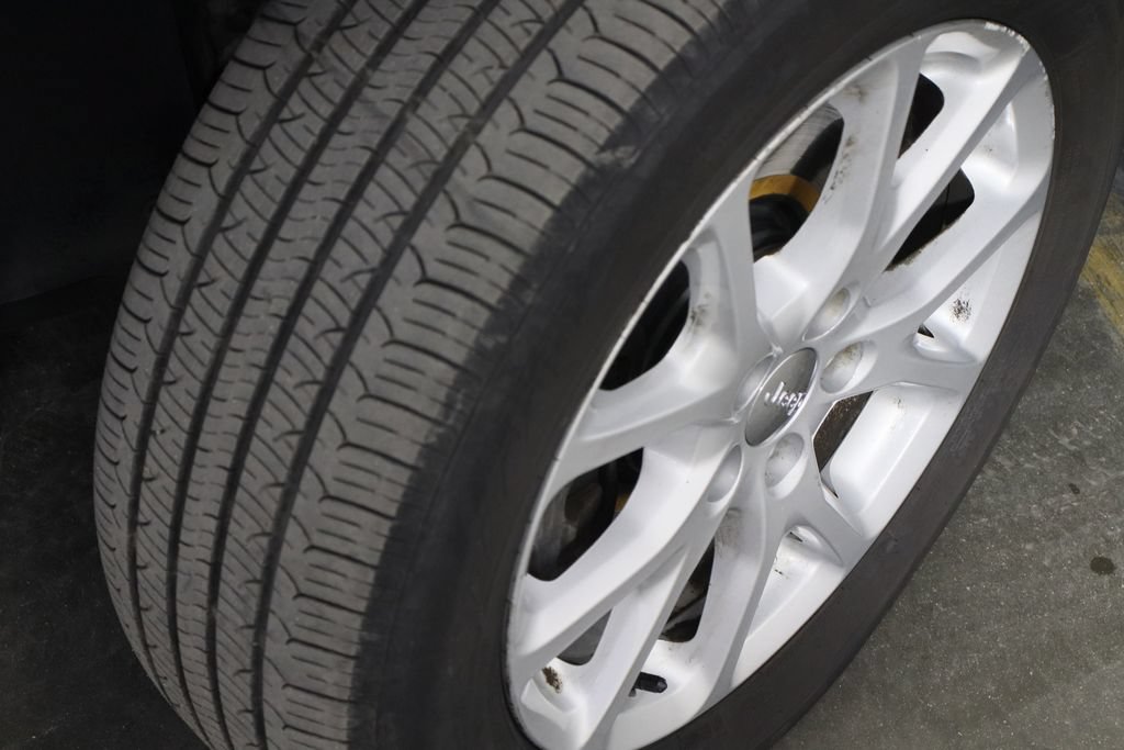 Used 2015 Jeep Cherokee Latitude w/ Comfort/Convenience Group FWD image 34