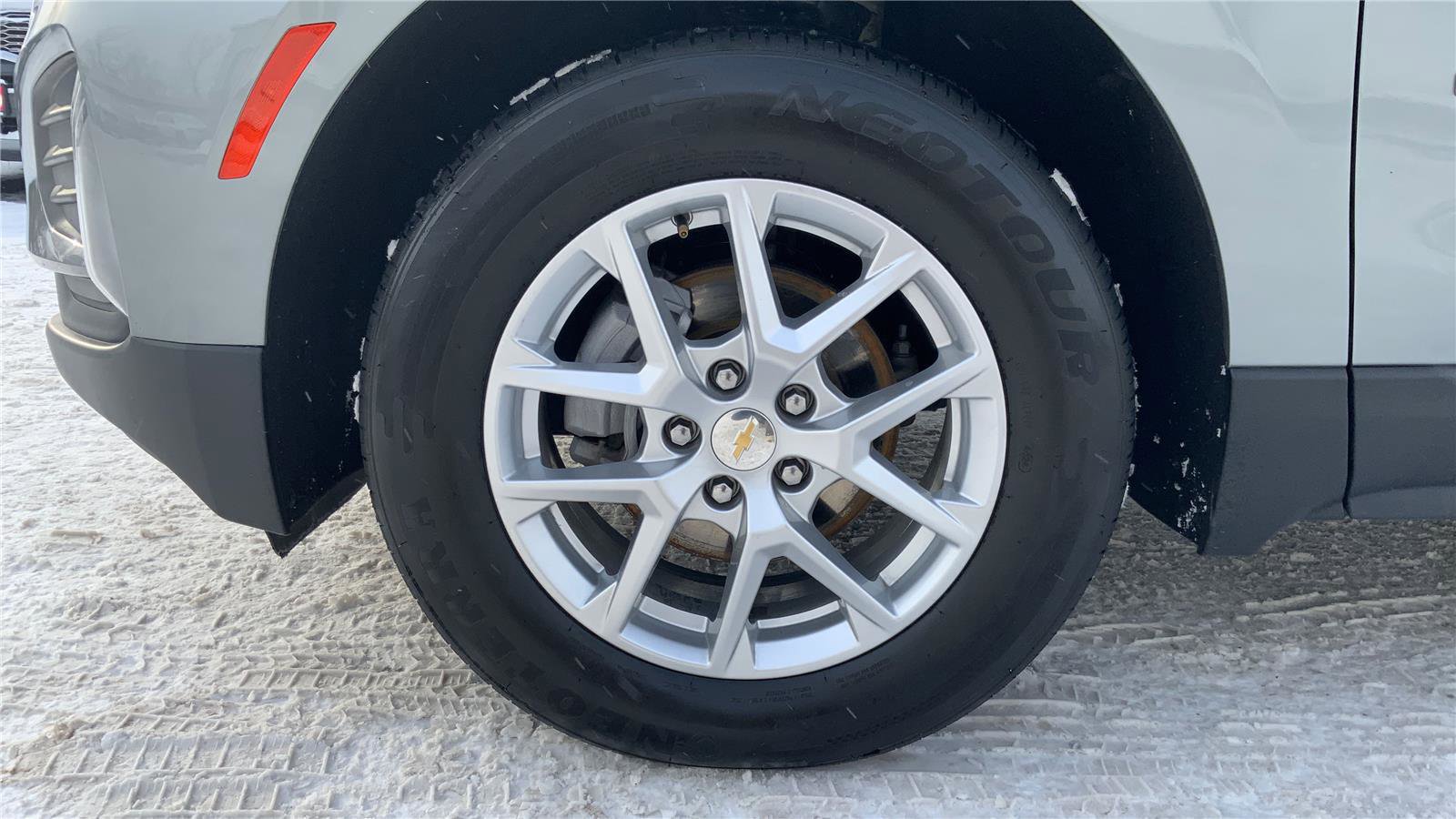 Used 2024 Chevrolet Equinox LT AWD/4WD image 25