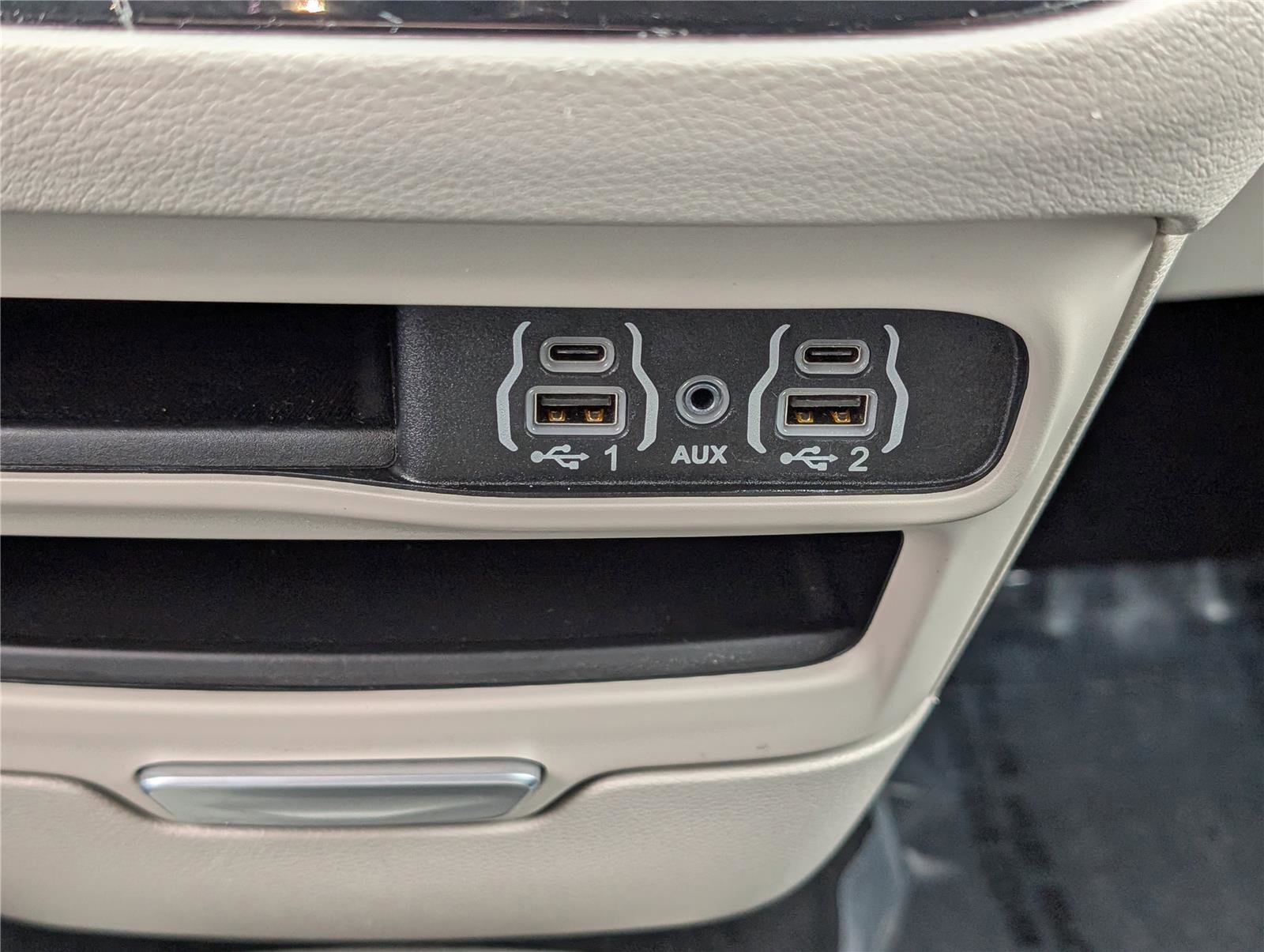 Used 2023 Chrysler Pacifica Touring-L image 25