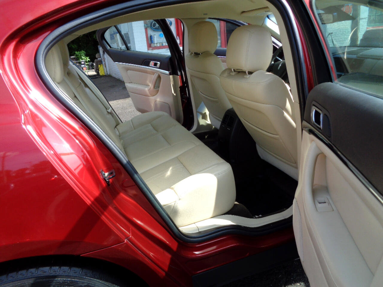 Used 2014 Lincoln MKS image 18